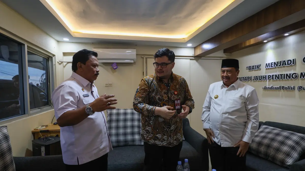 Kang Marhaen, Mas Dhito, dan Abah Warsubi rapat bersama di Pos Polisi Mengkreng. (Wahyu Adji/JPRK)