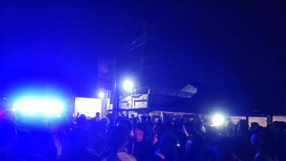 Massa berkerumun di TKP penangkapan pencuri motor.