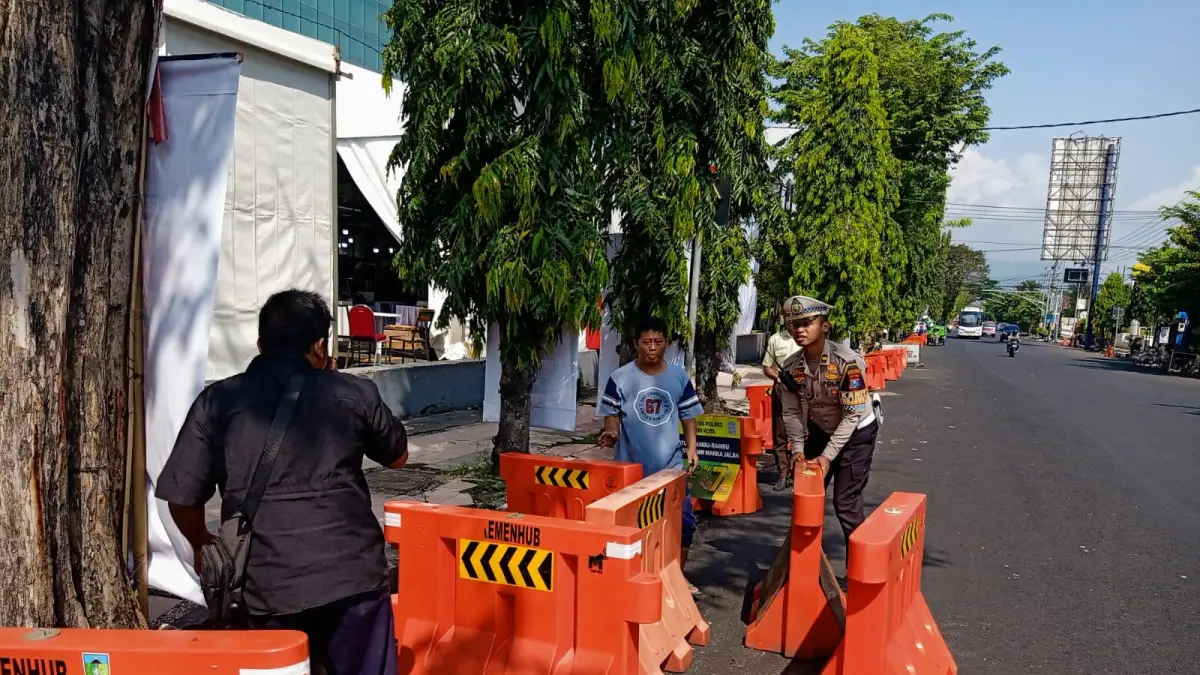 PENCEGAHAN: Cegah parkir liar, anggota Satlantas Polres Kediri Kota memasang water barrier di depan Kediri Town Square. (HILDA NURMALA RISANI/JPRK)