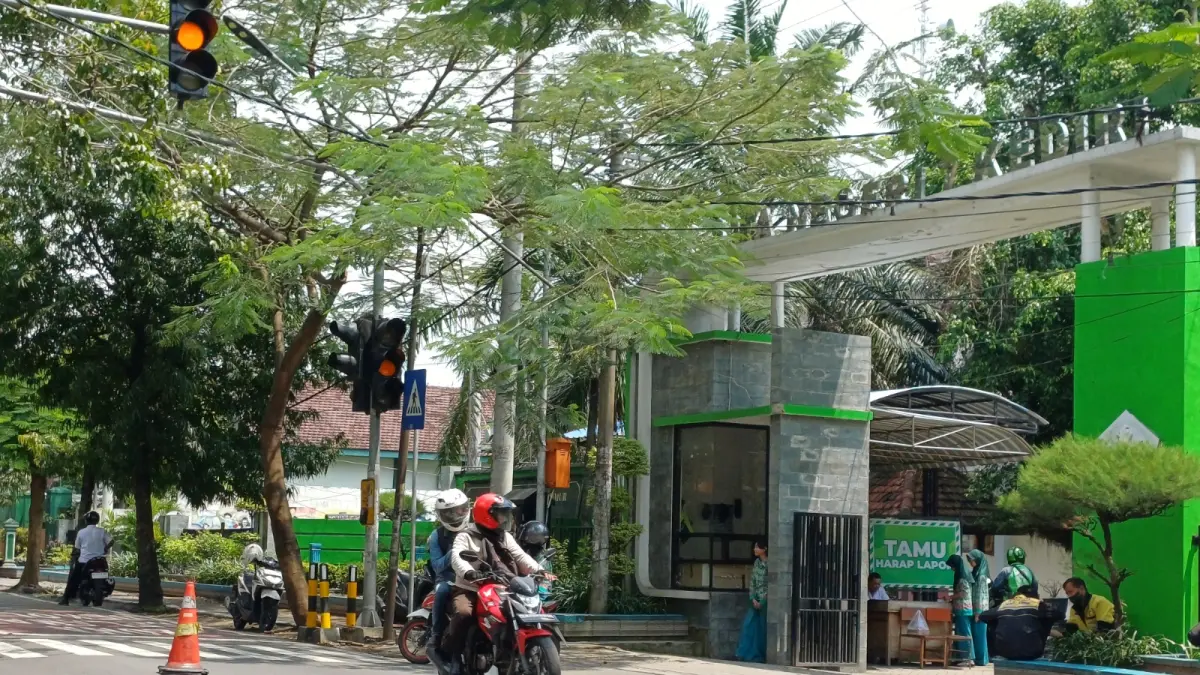 Pengendara motor melintas di depan SMAN 7 Kota Kediri. Sekolah itu menjadi lembaga dengan perolehan siswa yang lolos SNBP tertinggi se-Kediri Raya tahun 2026. (Foto: Ayu Isma)