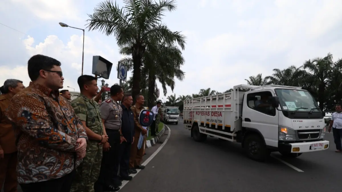 PENUNJANG OPERASIONAL: Dari kiri, Bupati Hanindhito Himawan 
Pramana, Dandim Letkol Inf Dhavid Nur Hadiansyah, Kapolres AKBP 
Bramastyo Priaji bersama pejabat forkopimda melepas puluhan unit 
truk KDKMP di area SLG kemarin.
 (WAHYU ADJI/JPRK)