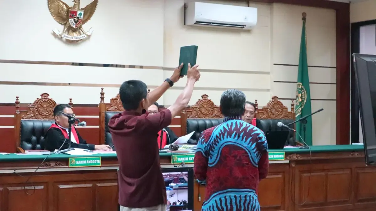 Sidang agenda saksi ahli. Saksi ahli Prof.&nbsp;Dr. Tongat, dosen dari Universitas Muhammadiyah Malang menyebut perbuatan Sutrisno dan kawan-kawan (dkk) bukanlah suap.

​
