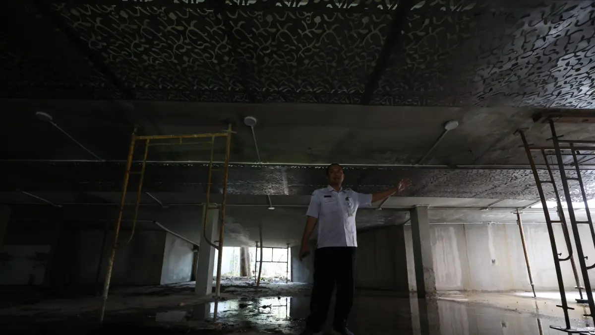 TUNGGU KEJELASAN: Tim Dinas Pekerjaan Umum dan Penataan Ruang (PUPR) Kota Kediri mengecek kondisi struktur Alun-Alun Kota Kediri kemarin (8/4). Pemkot Kediri memastikan pembangunan ruang terbuka hijau itu akan dilanjutkan. (Foto: Wahyu Adji)