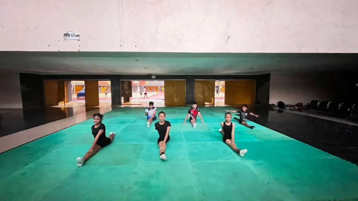 Atlet sport aerobic Kota Kediri saat menjalani sesi latihan di GOR Jayabaya, Kota Kediri.