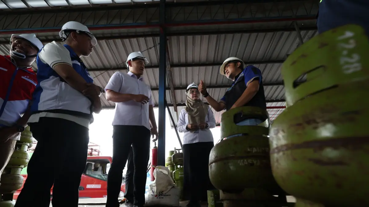 CEK KEPATUHAN: Kasatreskrim Polres Kediri Kota AKP Achmad Elyasarif Martadinata (tengah) melakukan sidak ke SPBE Blabak untuk mengecek ketepatan pengisian elpiji.&nbsp;(Wahyu Adji/JPRK)