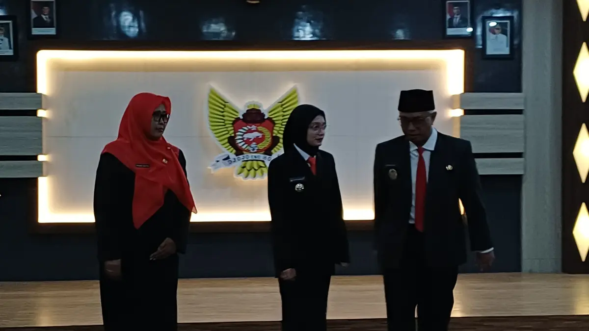 Endang Kartika Sari (kiri) bersama Wali Kota Kediri Vinanda Prameswati dan Wakil Wali Kota Qowimuddin Thoha sesaat setelah dilantik jadi Pj Sekda, Kamis siang (9/4). (Foto: Ayu Isma)