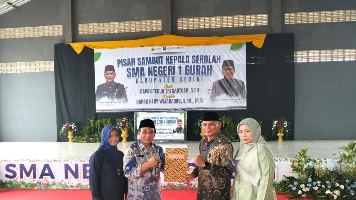 IMA NURHIDAYAH/JPRK

PISAH SAMBUT: Teguh Tri Santosa, S.Pd menyerahkan memori jabatan kepada Hery Wulanarko, S.Pd., M.Si sebagai Kepala SMA Negeri 1 Gurah.