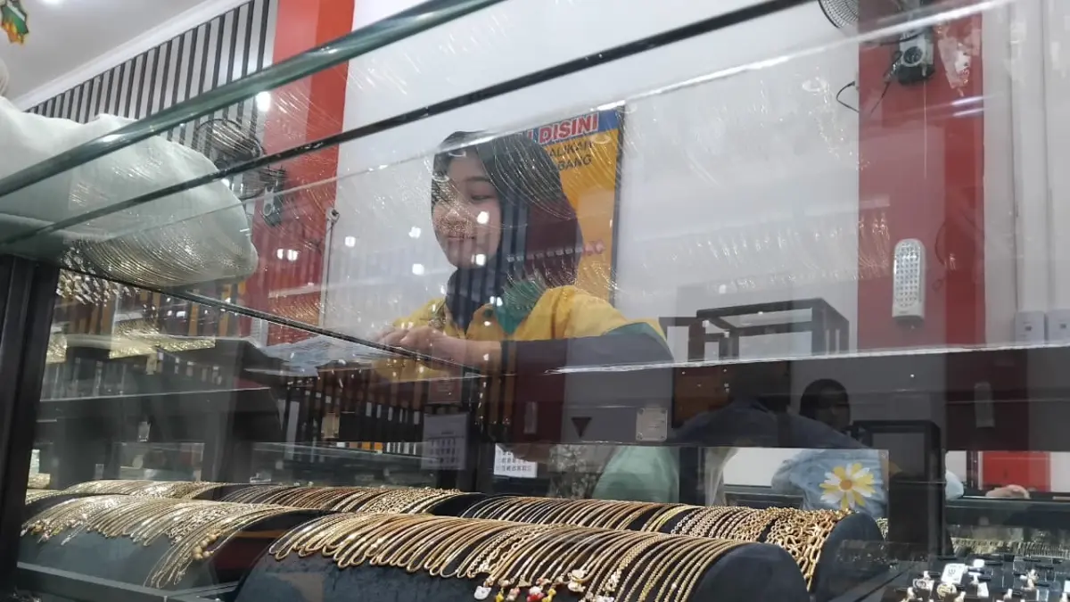 Karyawan salah satu toko emas melayani pembeli (Diana Yunita)