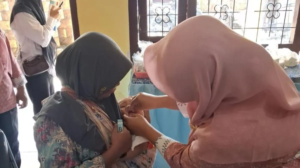 Kegiatan kesehatan bagi balita di Desa Donganti (Diana Yunita)