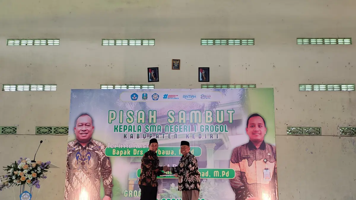 MUCHAMAD FAJAR FERDIANSYAH/JPRK

KOMPAK: Keluarga besar SMAN 1 Grogol, Kacabdindik Jatim Wilayah Kediri Adi Prayitno, dan tamu undangan berfoto bersama usai pisah sambut.