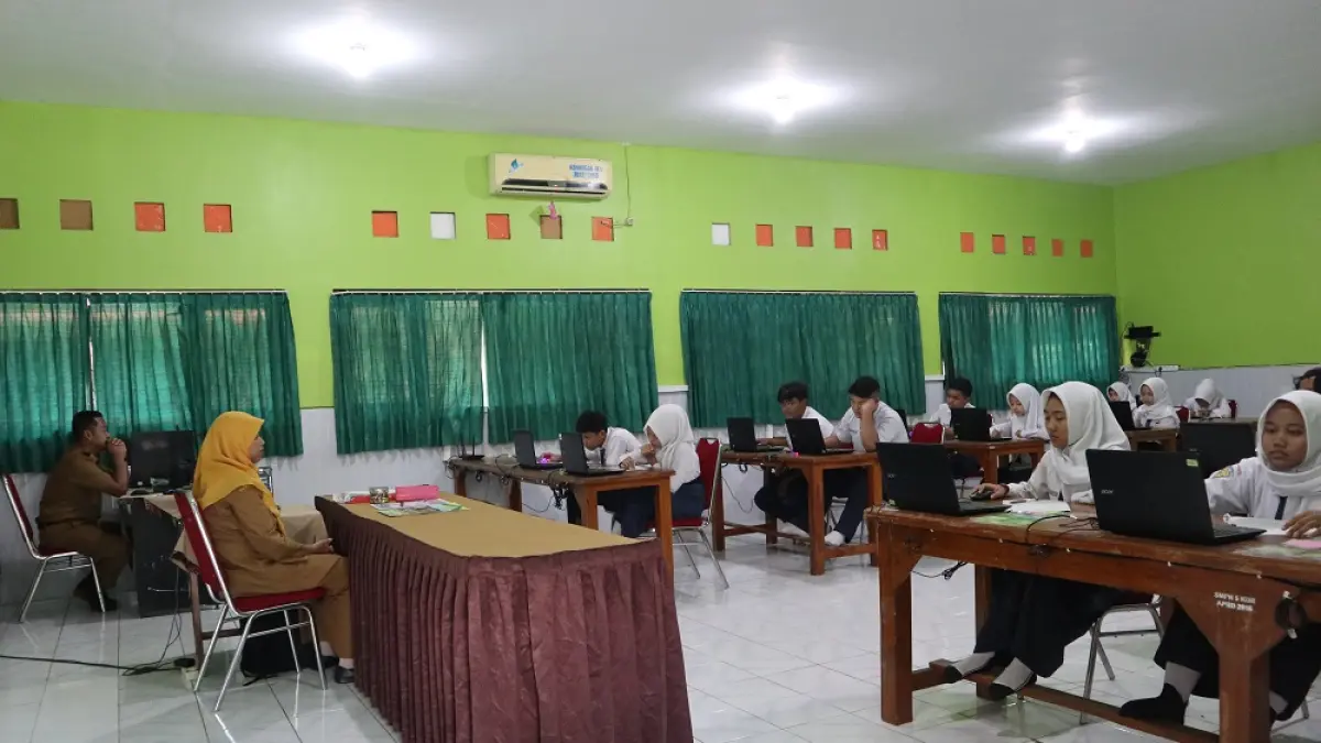 Pelajar SMPN 5 Kota Kediri mengikuti TKA, Senin (6/4). Tahun ini, seleksi SPMB SMA/SMK akan menggunakan nilai TKA di beberapa jalur. (Foto: Ayu Isma)