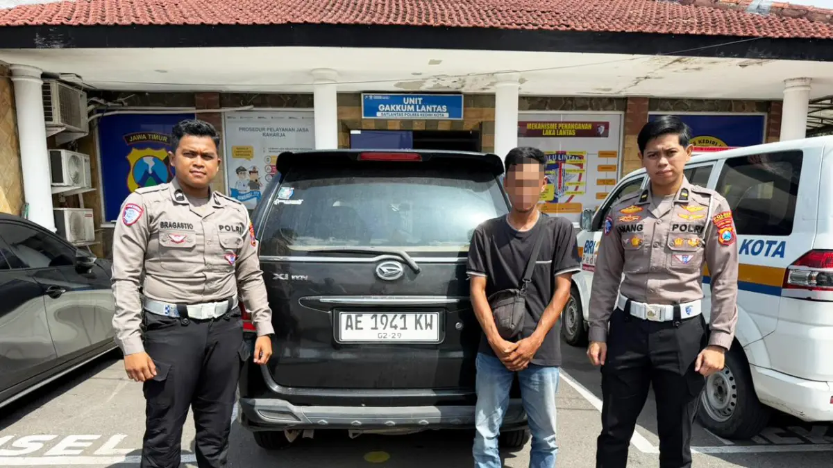 
TAK BERKUTIK: Polisi berhasil mengamankan DP, 33, warga Kecamatan/Kabupaten Ngawi yang diduga menjadi pelaku tabrak lari. (SATLANTAS POLRES KEDIRI KOTA UNTUK JPRK)
