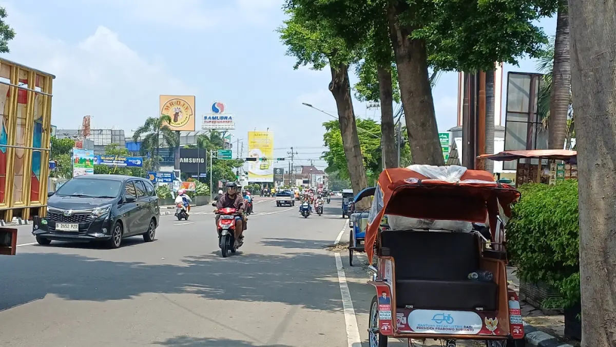 TANGKAP PELUANG: Pengayuh becak di Kota Kediri sedang menunggu penumpang. Keberadaan becak listrik diharapkan mampu mendukung Kediri City Tourism. (Foto: Ayu Isma)