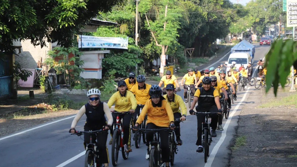 Kapolres dan Wakapolres Kediri sedang bersepeda bersama personel.