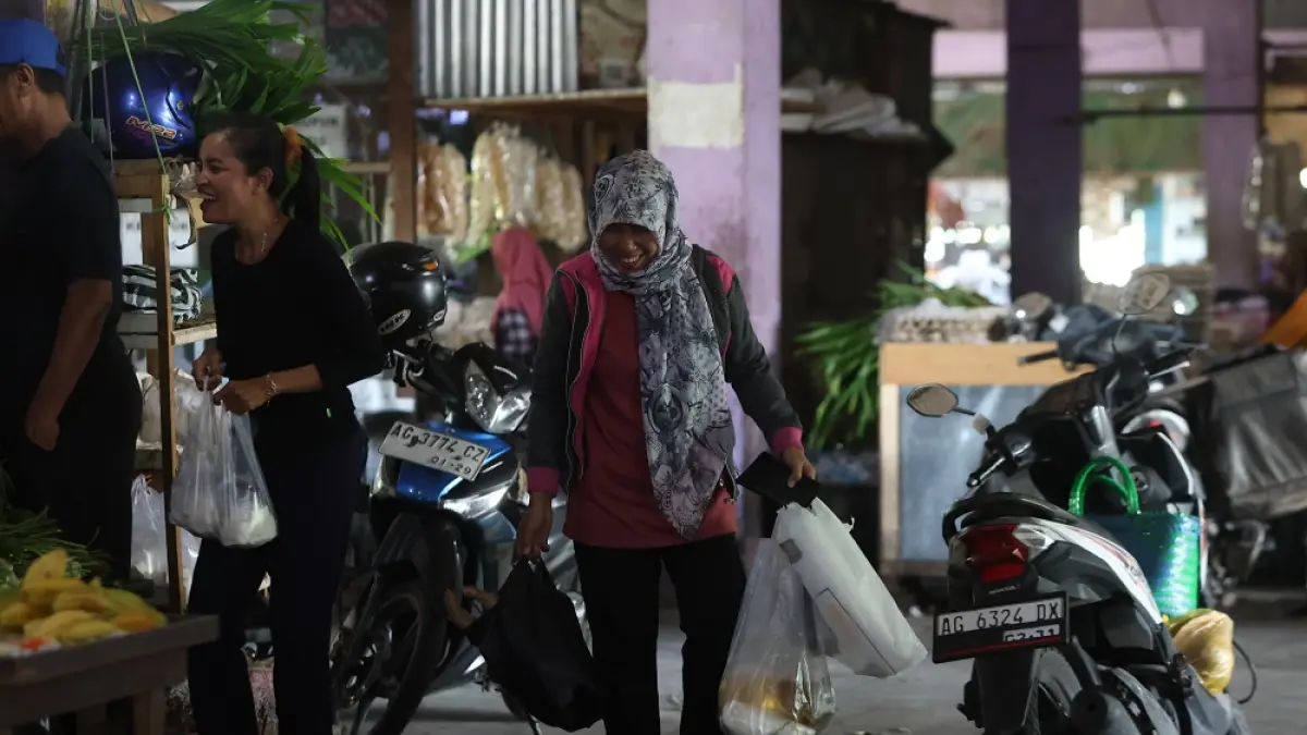 Masyarakat saat berbelanja di Pasar Bandar Kota Kediri. Penggunaan plastik masih cenderung tinggi di pasar tradisional meskipun harganya melambung. (Foto: Wahyu Adji)