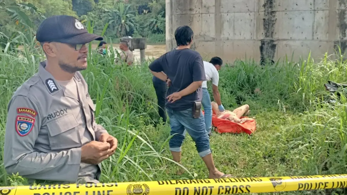 Mayat yang ditemukan di aliran Sungai Brantas, Papar, hingga kemarin belum diketahui identitasnya.