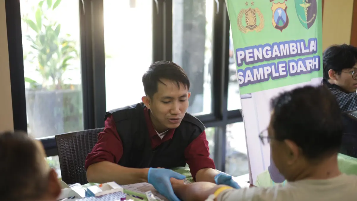 Personel Polres Kediri sedang melakukan pemeriksaan kesehatan berkala
