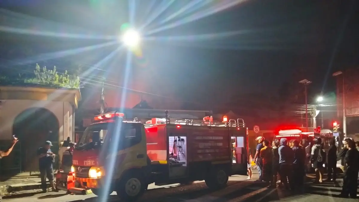 SIGAP : Petugas Damkar Kota Kediri melakukan penanganan kebakaran toko pakan di depan Terminal Tamanan Kota Kediri tadi dini hari. (Damkar Kota Kediri for JPRK)