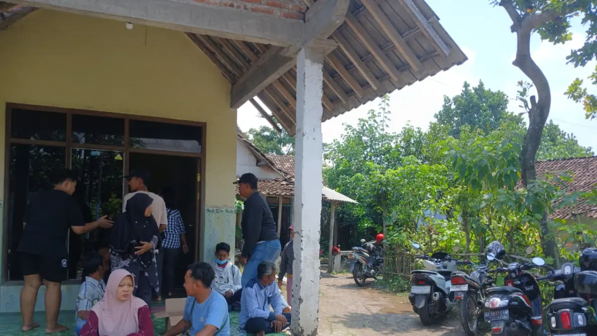 Tetangga dan pelayat memadati rumah duka. (Toni)