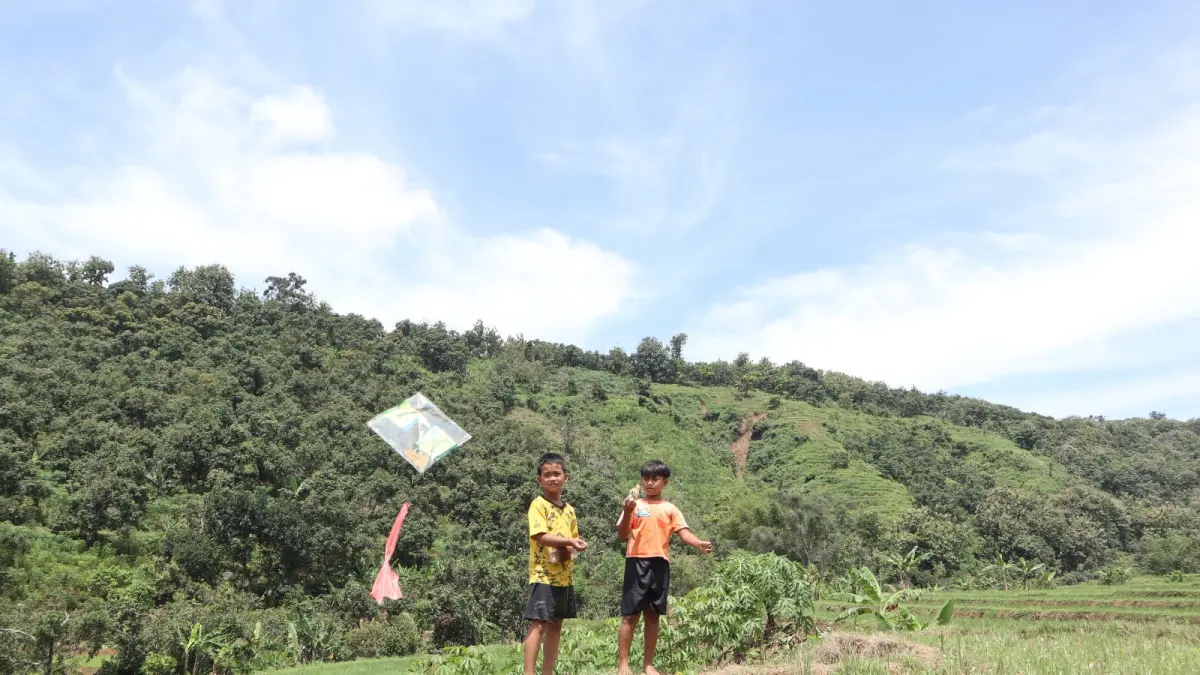 Anak kecil sedang bermain di area persawahan Desa Petungroto, Grogol. Wilayah itu merupakan salah satu titik yang rawan kekeringan saat kemarau. (Foto Asad MS)