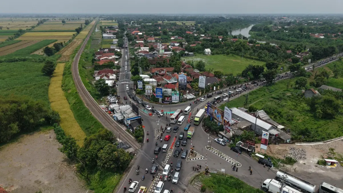 Arus lalu lintas Mengkreng yang padat saat Lebaran. Tiga Kabupaten sedang godok proposal pembiayaan ke pusat. (Foto Wahyu Adji)