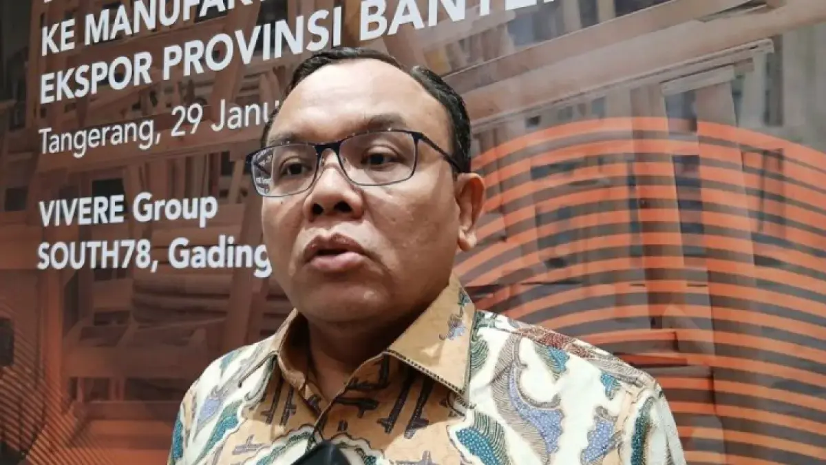 Ketua Tim Komisi VII DPR Saleh Partaonan Daulay memberikan keterangan pers terkait upaya pemerintah mendongkrak sektor industri dalam negeri (ANTARA/Azmi Samsul M/am)
