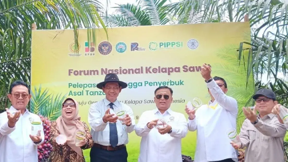 Pelepasan Serangga Penyerbuk Baru oleh Ketua GAPKI, Direktur Perbenihan Perkebunan, dan Ditjen Perkebunan Kementerian Pertanian. (Sumber: ANTARA)