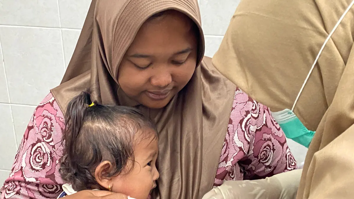 
MENANGIS: Seorang anak mendapatkan vaksinasi campak di Puskesmas Mrican, Kota Kediri. Dinkes sedang menggencarkan imunisasi di Kota Tahu. (HILDA NURMALA RISANI/JPRK)
