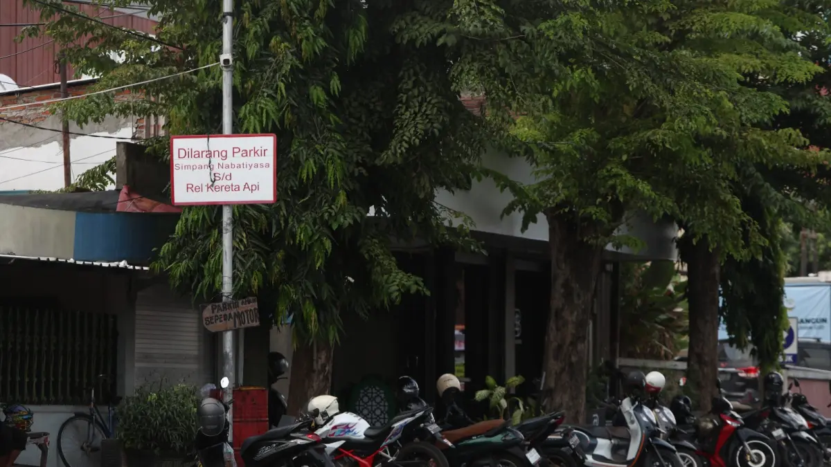 LIAR : Deretan motor yang terparkir di tepi Jalan Hasanuddin kemarin. (Wahyu Adji/JPRK)