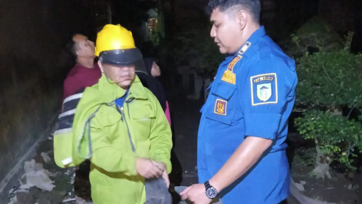 Petugas Damkar evakuasi sarang tawon di Desa Janti Kecamatan Wates