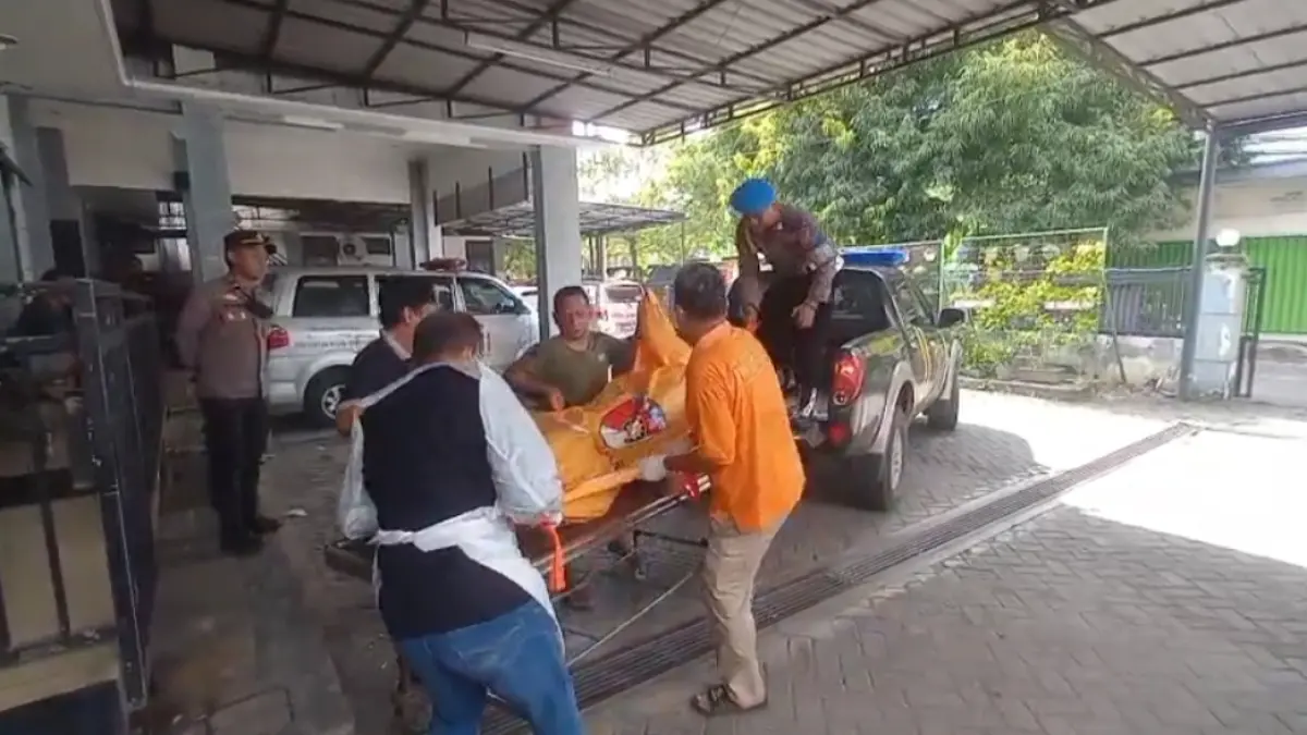 Petugas mengangkut korban ke RS. (Radar Jombang)