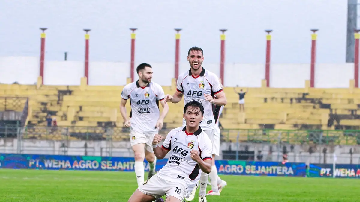 Rendy Sanjaya melakukan selebreasi usai membobol gawang Madura United FC. (FOTO: Satria Dwi/Persik Kediri)