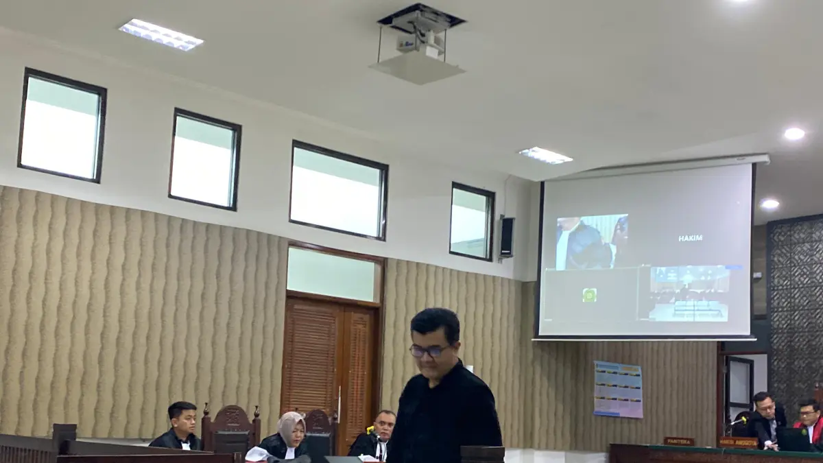 Reza Indragiri berjalan meninggalkan ruang sidang Cakra PN Kediri. (Hilda Nurmala Risani/JPRK)