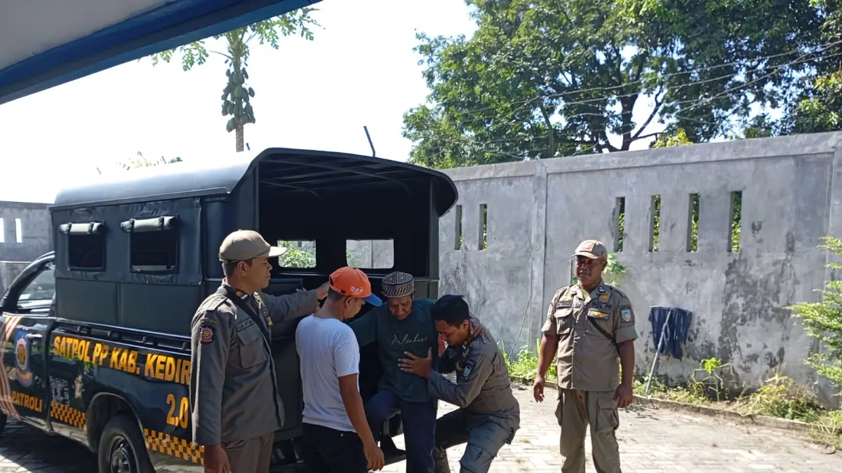 Satpol PP evakuasi pria linglung di Desa Sukorejo Ngasem