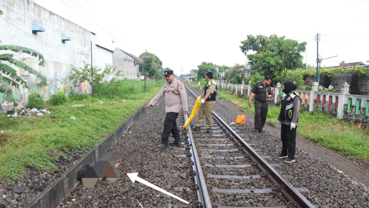 DUKA MENDALAM: Pelayat mengangkat keranda jenazah FR di rumah duka. Mantan pegawai SPPG itu diduga nekat mengakhiri hidup. (HILDA NURMALA RISANI/JPRK)
