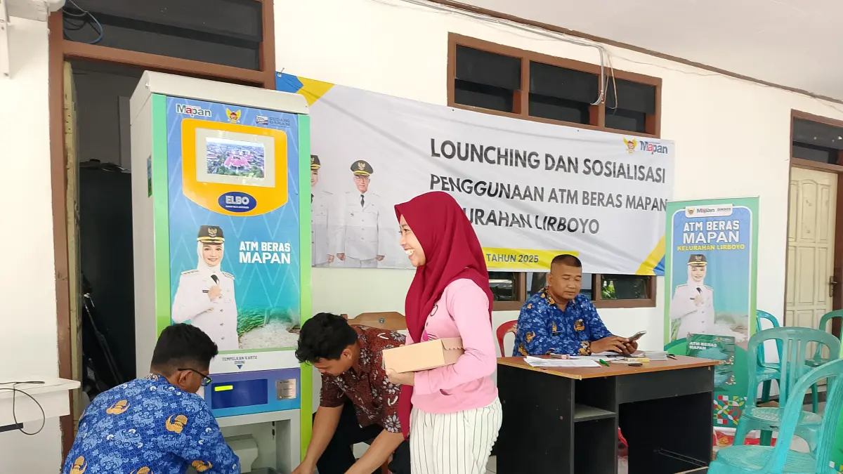MEMUDAHKAN: Warga mencairkan bantuan beras di ATM Beras Kelurahan Lirboyo, Mojoroto. Bantuan beras sebanyak lima liter setiap bulan itu menyasar masyarakat desil 1-4 yang tidak mendapat bantuan dari Pusat. (Foto: Pemkot Kediri)