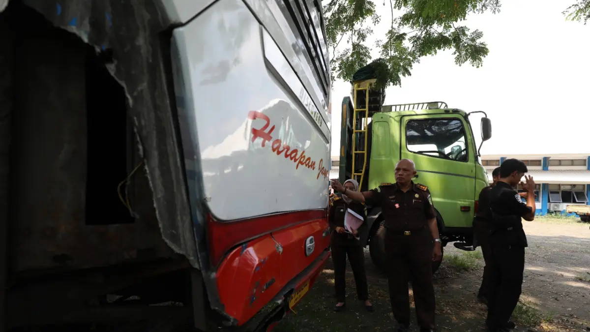 
PELIMPAHAN: Jaksa Kejari Kota Kediri memeriksa barang bukti kasus laka bus Harapan Jaya. (WAHYU ADJI F/JPRK)
