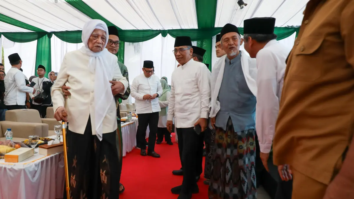 UNTUK SANTRI: Pengasuh Ponpes Lirboyo Kiai Anwar Manshur (kiri) bersama Ketua PBNU Yahya Cholil Staquf (kanan) dan Kiai Kafabihi Mahrus (depan, kanan) usai peresmian SPPG PBNU di Lirboyo Selasa sore (14/4).&nbsp;