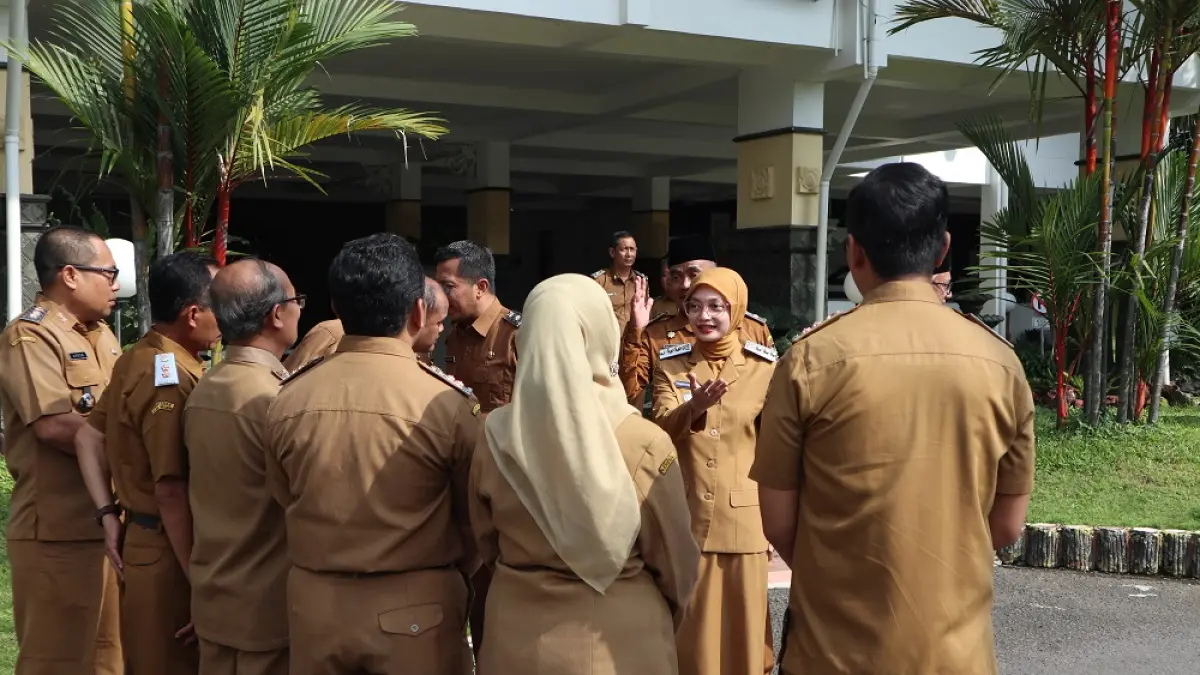 HARUS DISIPLIN: Wali Kota Vinanda Prameswati memberi arahan kepada sejumlah pegawai yang terlambat mengikuti apel di halaman Balai Kota Kediri pada Senin (6/4) lalu. Mulai Jumat (17) lusa, ribuan pegawai akan mengikuti WFH atau bekerja dari rumah. (Foto: Ayu Isma)
