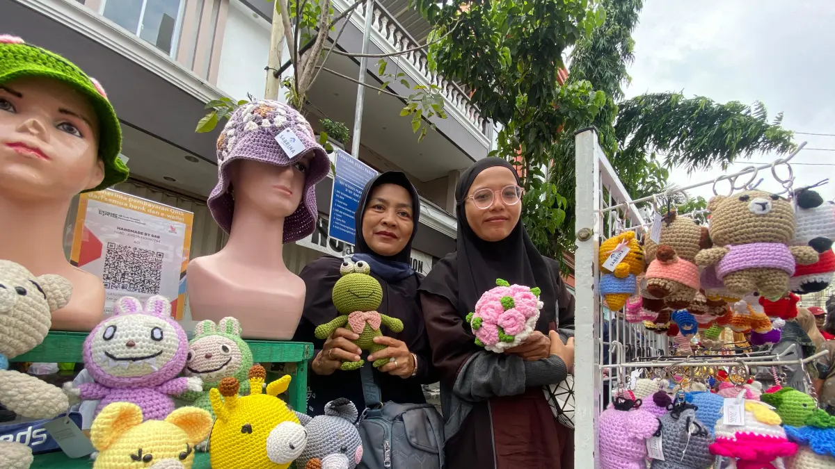 KREATIF: Aneka boneka dan gantungan kunci rajut lucu-lucu dipajang di stan Car Free Day Jl Dhoho.  (Hilda Nurmala Risani/JPRK)