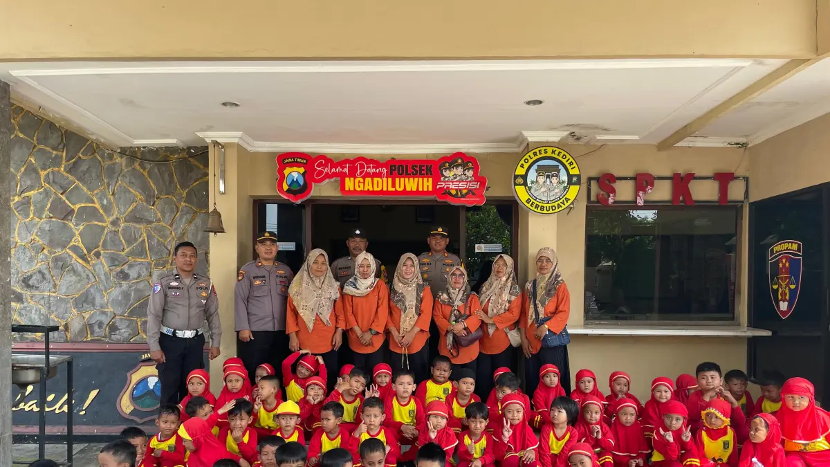 Momen kebersamaan anak-anak TK bersama pesonel Polsek Ngadiluwih
