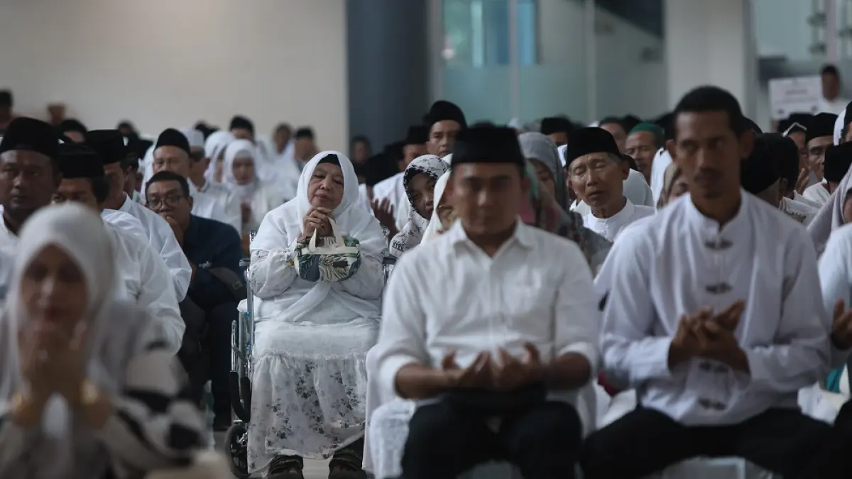 Para CJH Kabupaten Kediri yang sedang doa bersama saat pelepasan CJH Kabupaten Kediri. 