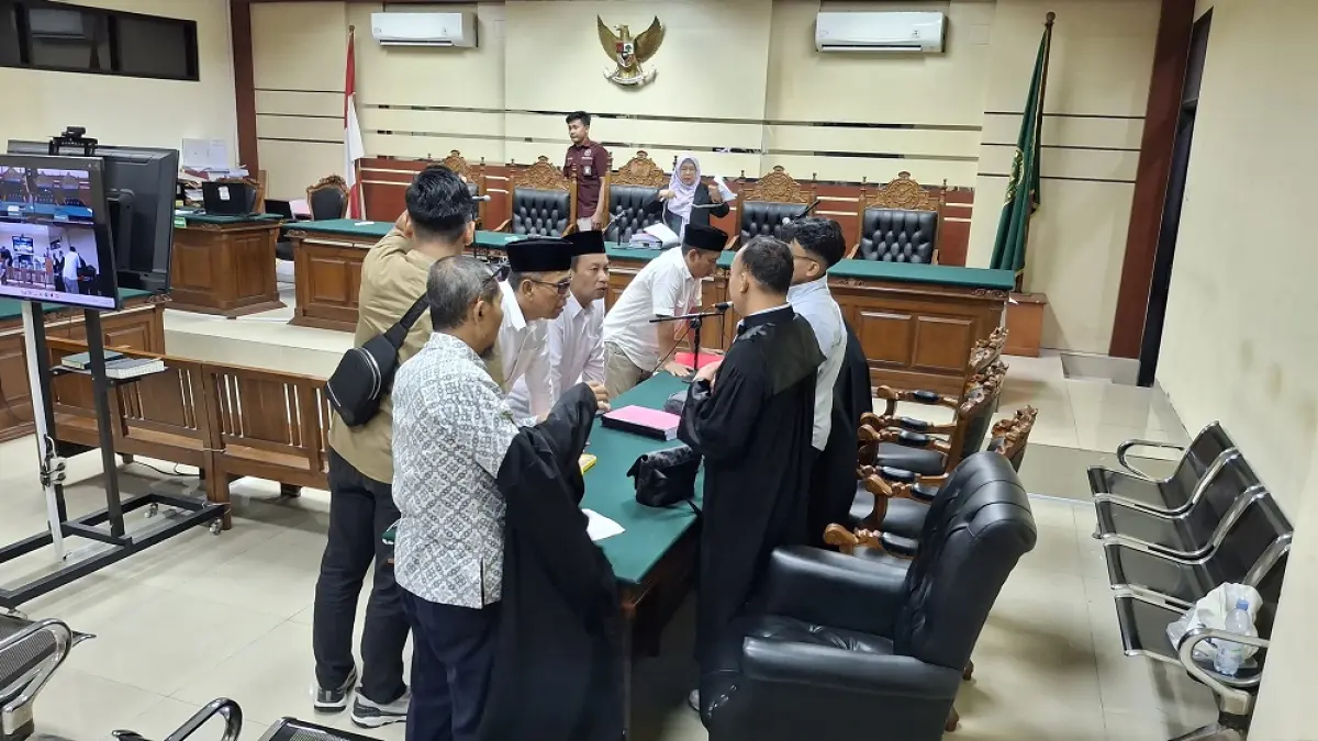 Para terdakwa rekayasa rekrutmen perangkat desa sedang berkonsultasi dengan penasehat hukum. 