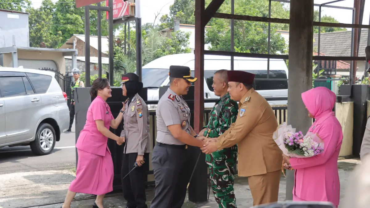 
PRESISI: Kapolres Kediri AKBP Bram berkunjung ke Polsek Papar.