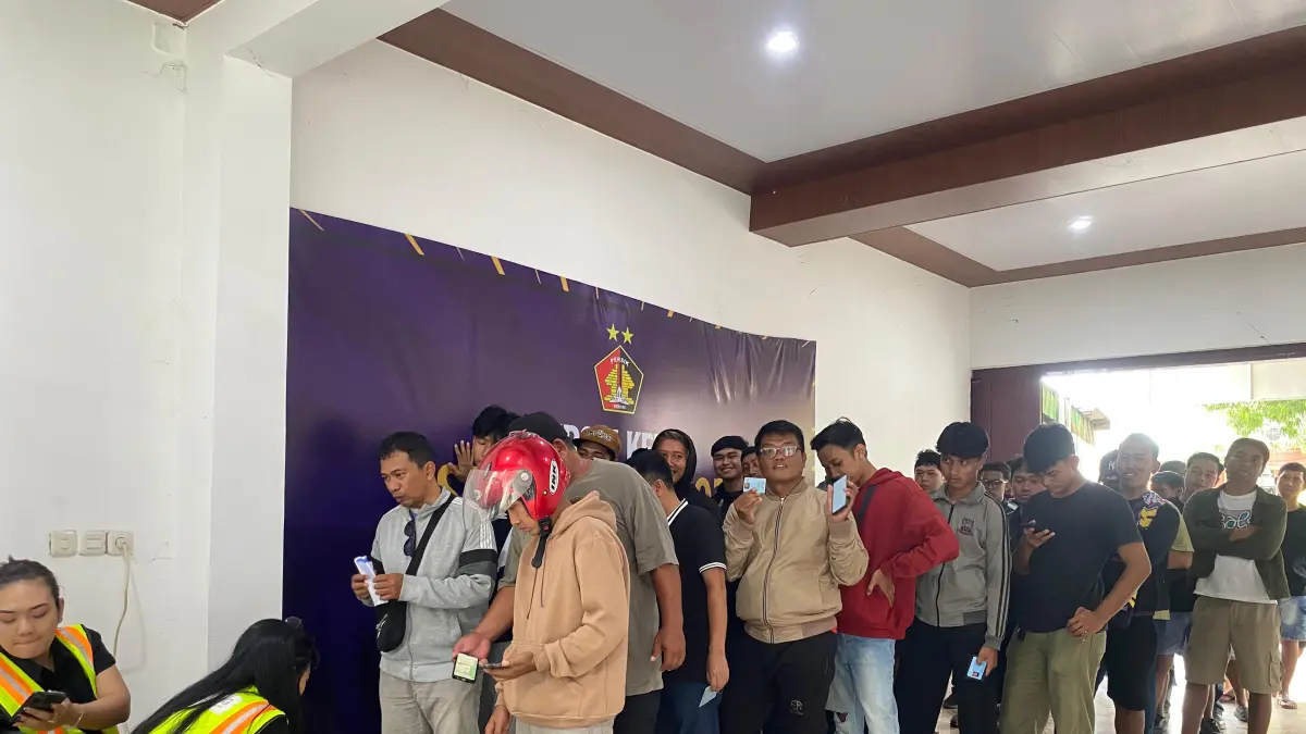 Suporter Persik Kediri yang sudah melakukan pembelian tiket secara online namun harus melakukan penukaran tiket gelang terlebih dahulu. Sistem ini diberlakukan pada beberapa laga kandang Macan Putih sebelumnya. (FOTO: Emilia Susanti/JPRK)