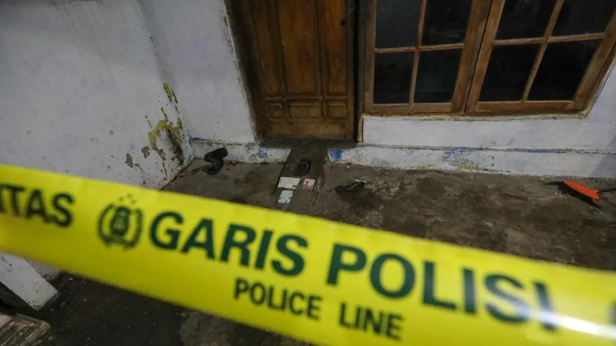 TKP sekaligus rumah duka dipasang garis polisi. (Wahyu Adji)