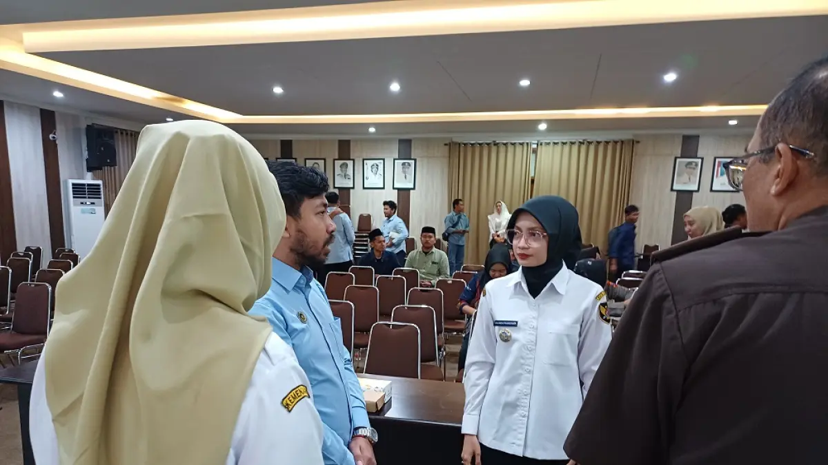 Wali Kota Kediri Vinanda Prameswati (tengah) berbincang dengan perwakilan SPPG Kota Kediri usai memimpin rapat koordinasi evaluasi MBG di ruang Joyoboyo Balai Kota Kediri, Rabu (15/4). (Ayu Isma)
