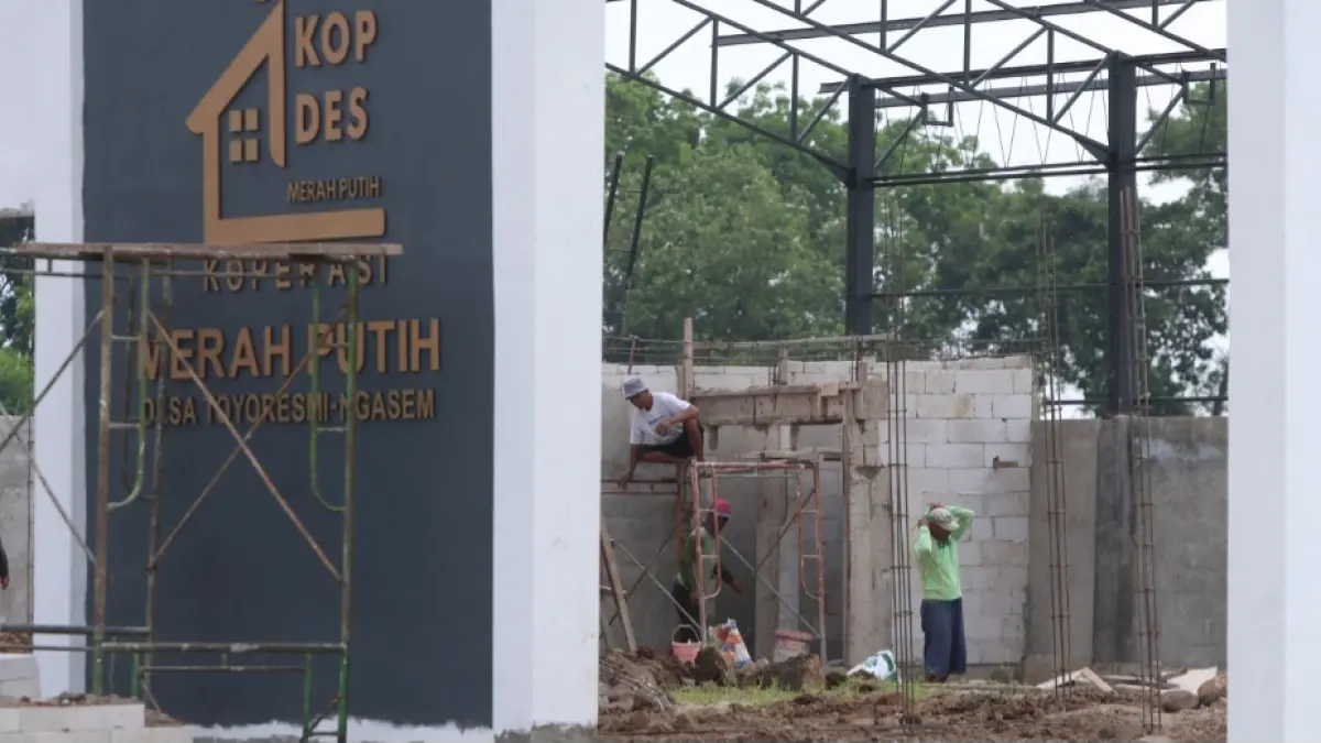 Pekerja menyelesaikan proyek pembangunan KDMP di Kecamatan Ngasem (Wahyu Adji)