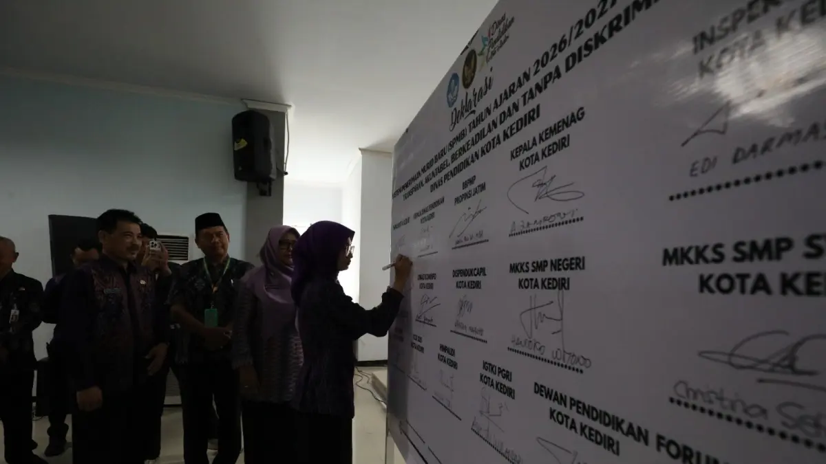 Wali Kota Kediri Vinanda Prameswati menandatangi deklarasi SPMB 2026 yang transparan dan akuntabel. Penandatanganan komitmen itu mengawali tahapan SPMB Kota Kediri 2026 yang resmi dimulai Kamis (16/4). (Foto: Wahyu Adji)