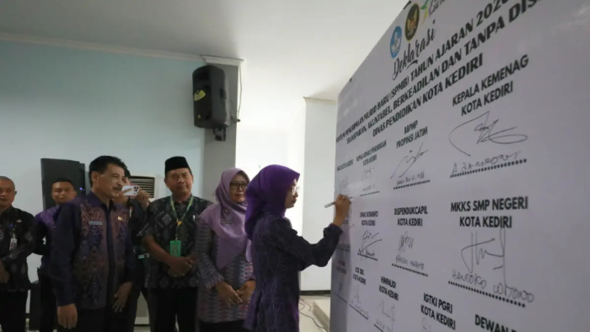 HARUS TRANSPARAN DAN AKUNTABEL: Wali Kota Vinanda Prameswati menandatangani deklarasi SPMB yang objektif, transparan, akuntabel, berkeadilan, dan tanpa diskriminasi di Dinas Pendidikan Kota Kediri, disaksikan oleh Kepala Dinas Pendidikan Mandung Sulaksono dan sejumlah pejabat.